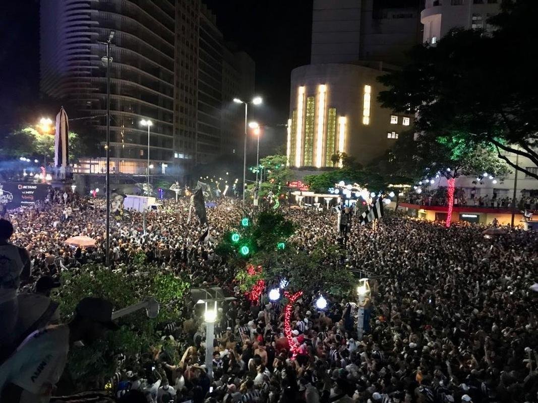 Praa Sete, no Centro de BH, tomada por atleticanos na festa do ttulo brasileiro