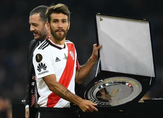 Depois da vitória por 3 a 1 sobre o Boca, jogadores do River Plate erguem a taça da Libertadores no Santiago Bernabéu, em Madri, e fazem a festa com o tetracampeonato continental