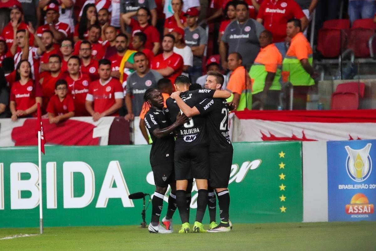 Galo derrotou Internacional no Beira-Rio com gols de Cazares e Terans; D'Alessandro descontou de pnalti