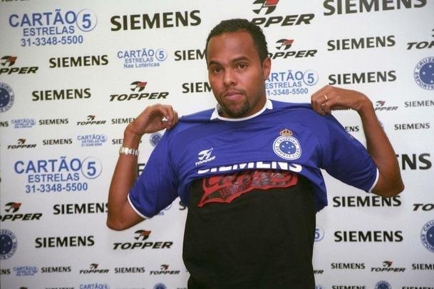 Alecsandro (2005) - foi anunciado pelo Cruzeiro em setembro de 2005, menos de um mês depois da venda de Fred ao Lyon. Por seu clube anterior, o Vitória, havia marcado oito gols no Campeonato Baiano e 13 na Série B. Na elite do Campeonato Brasileiro, deu sequência ao faro de artilheiro e balançou a rede 11 vezes em 18 jogos. A Raposa encerrou a competição na oitava colocação, com 60 pontos.