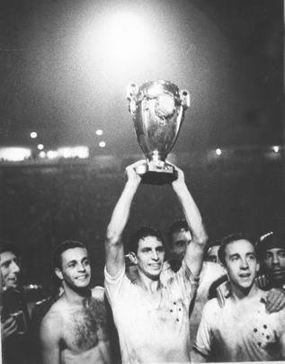 Capito Piazza ergue a Taa Brasil de 1966