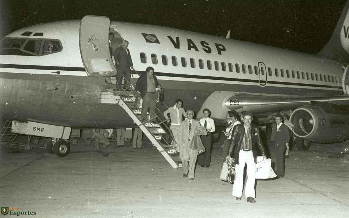 Jogadores do Cruzeiro desembarcam na Pampulha e, em seguida, saem em carro aberto por BH