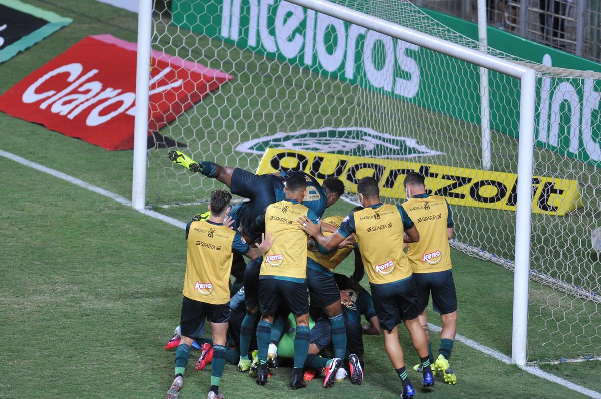 Amrica derrotou Ferrovirio por 3 a 2, nos pnaltis, aps 1 a 1 no tempo normal, e avanou  terceira fase da Copa do Brasil. Goleiro Matheus Cavichioli, com duas defesas nas penalidades, foi o grande heri do Coelho no Independncia, em Belo Horizonte.