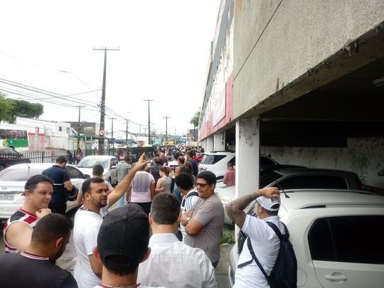 Torcedores formam longas filas no Arruda para comprar ingressos para o clássico contra o Náutico nos Aflitos