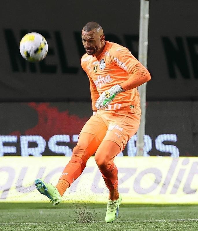 Weverton - Goleiro foi convocado pelo tcnico Tite para os amistosos da Seleo Brasileira e no deve chegar a tempo do jogo contra o Atltico.