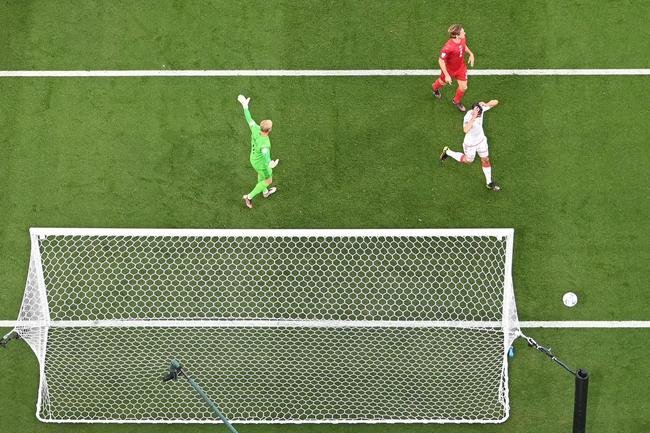 Imagens da partida entre Dinamarca e Tunsia pelo Grupo D da Copa do Mundo.