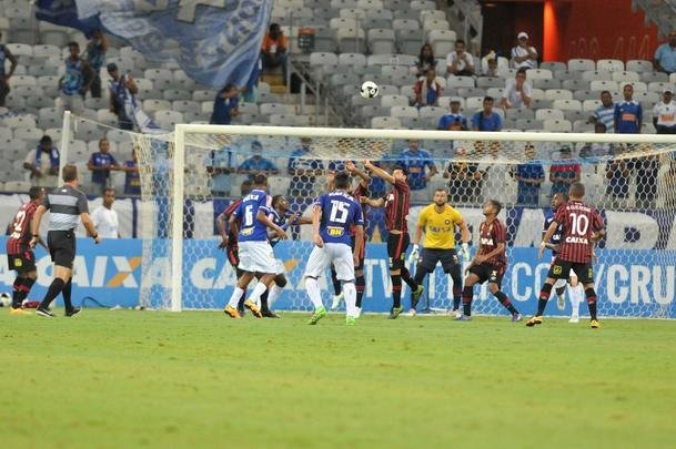 Cruzeiro e Atltico-PR jogaram no Mineiro pela terceira rodada do Grupo C da Primeira Liga