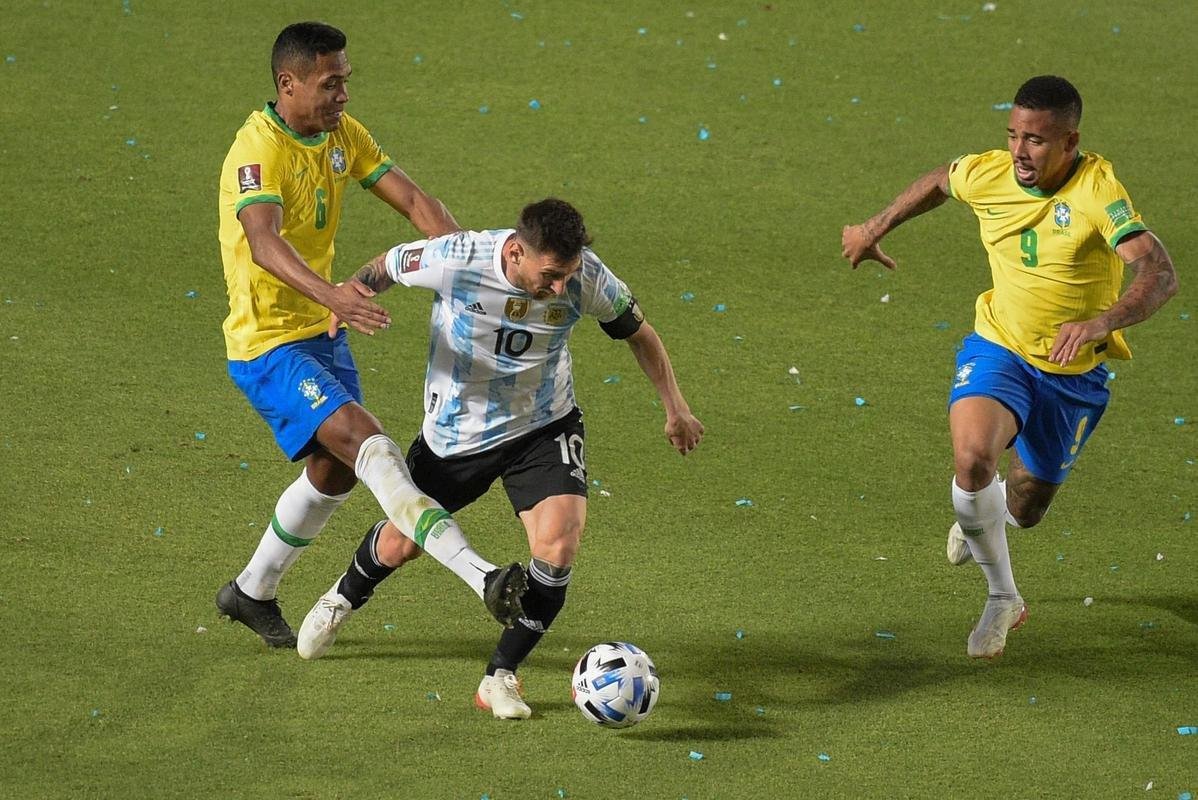 Sem Neymar, Brasil encarou a Argentina em clssco agitado pelas Eliminatrias