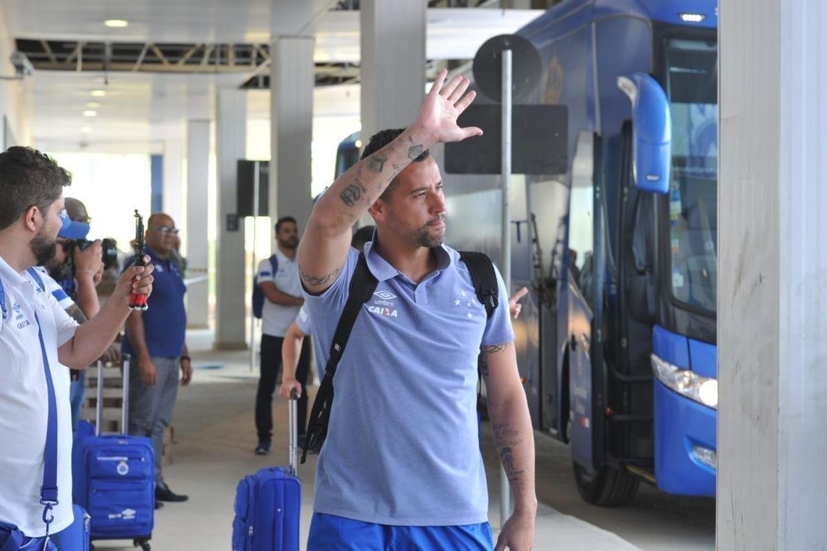 Jogadores do Cruzeiro embarcaram no Aeroporto de Confins, na tarde desta tera-feira, para duelo decisivo contra o Corinthians, em So Paulo, pela final da Copa do Brasil