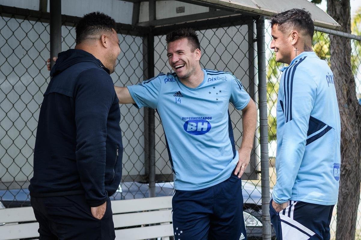 Em Belo Horizonte, Ronaldo acompanhou treino do Cruzeiro na manh desta quarta-feira (15) e conversou com jogadores na Toca da Raposa II