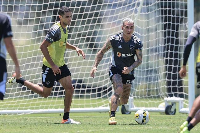 Fotos do treino do Atltico nesta quarta-feira (12/10), na Cidade do Galo. Em recuperao de um incmodo na panturrilha esquerda, Hulk fez funcional no campo e ainda  dvida para o confronto contra o Flamengo, no sbado, s 20h30, no Maracan, pelo Brasileiro
