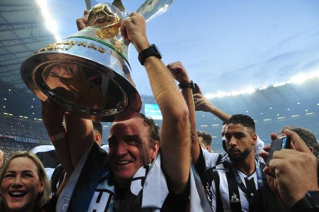 Atltico ergue a taa de campeo brasileiro e d a volta olmpica diante da torcida alvinegra, no Mineiro