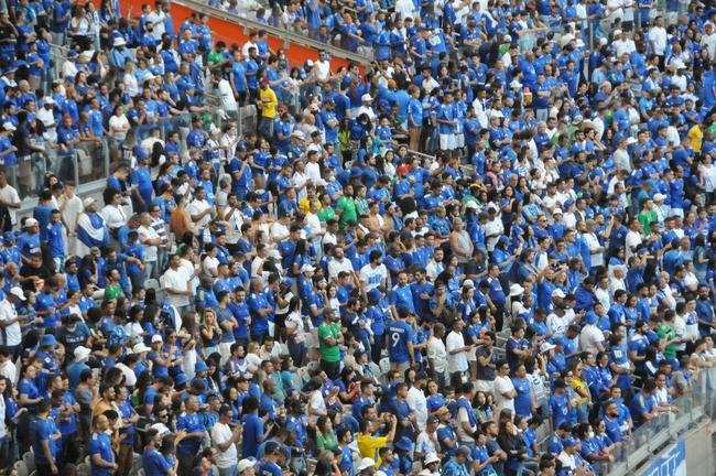 Fotos da torcida do Cruzeiro, no Mineiro, na partida contra a Ponte Preta pela 13 rodada da Srie B do Campeonato Brasileiro. Mineiro recebeu grande pblico mais uma vez