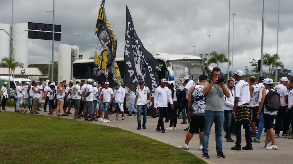Torcida do Atltico chegou cedo ao aeoporto de Confins para receber o novo 'professor', o venezuelano Rafael Dudamel