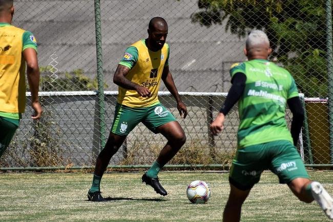 Dos dias 26 a 28 de janeiro, o Amrica realizou atividades totalmente voltadas ao confronto contra o Ava, pela 38 rodada da Srie B do Campeonato Brasileiro. Nesta sexta-feira (29), s 21h30, Coelho e Leo da Ilha se enfrentam no Independncia, em Belo Horizonte. A partida pode selar um indito tricampeonato do Amrica, que se isolaria como maior vencedor da competio. Alm disso, o elenco almeja a conquista para coroar uma temporada histrica, em que o clube foi semifinalista da Copa do Brasil.
