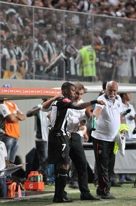 Robinho entrou em campo aos 10 do segundo tempo e teve estreia discreta pelo Atltico