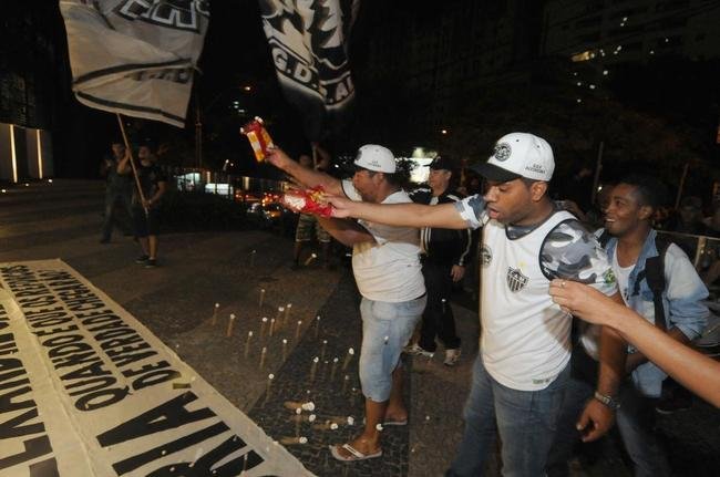 Alvos principais do protesto foram presidente S�rgio Sette C�mara, diretor de futebol Alexandre Gallo e jogadores, especialmente Elias, Luan e Cazares