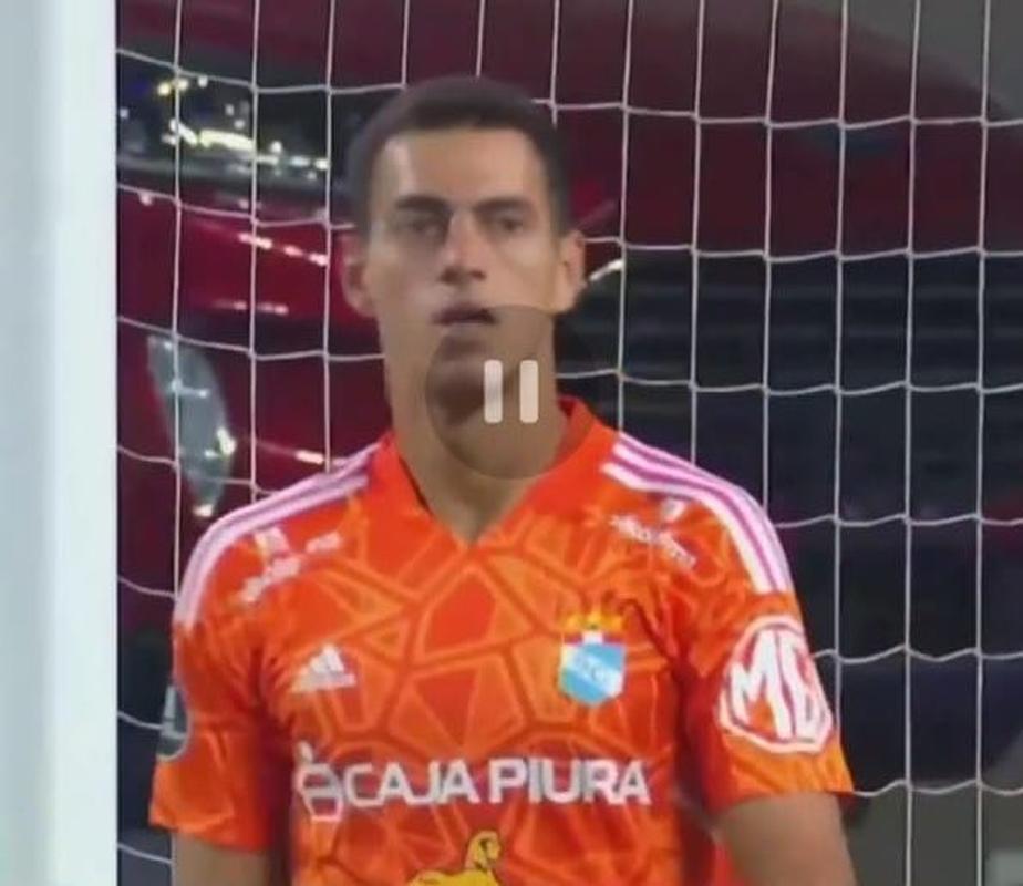 Nova camisa de goleiro do Cruzeiro rende memes na internet é comparada com a de outros clubes