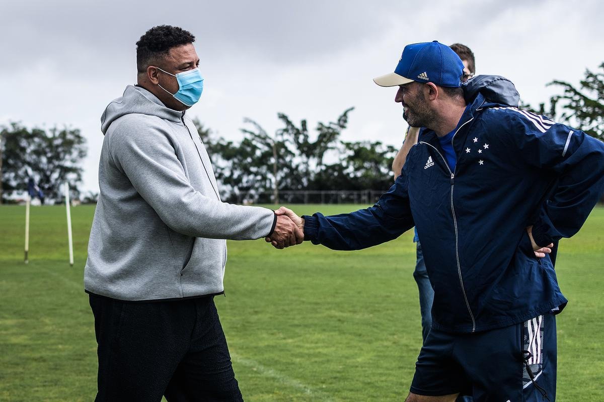 Em sua primeira visita  Toca da Raposa II, Ronaldo concedeu entrevista coletiva e teve contato com jogadores e comisso tcnica do Cruzeiro. Ele tambm se encontrou com scios da categoria Diamante.