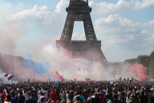 Franceses lotaram ruas de Paris e regi�o da Torre Eiffel durante a decis�o da Copa do Mundo