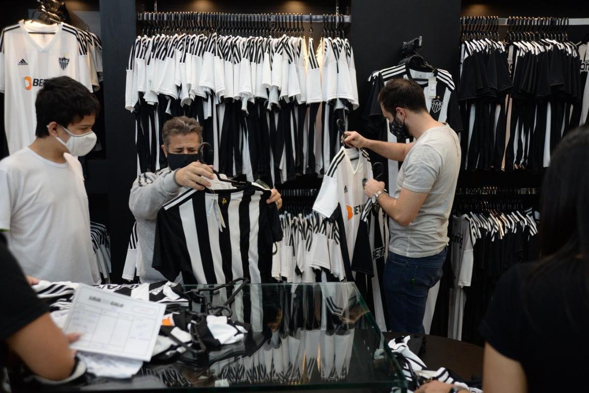 Primeiro dia de vendas da nova coleo Adidas, do Atltico, teve movimento intenso de torcedores na Loja do Galo do bairro de Lourdes, em Belo Horizonte