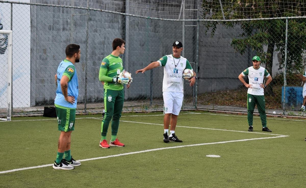 O América treinou na tarde desta sexta-feira (4) em Maceió, visando o confronto contra o CSA pela 26ª rodada da Série B do Campeonato Brasileiro. A partida será realizada neste sábado (5), às 18h30, no Estádio Rei Pelé, em Alagoas.