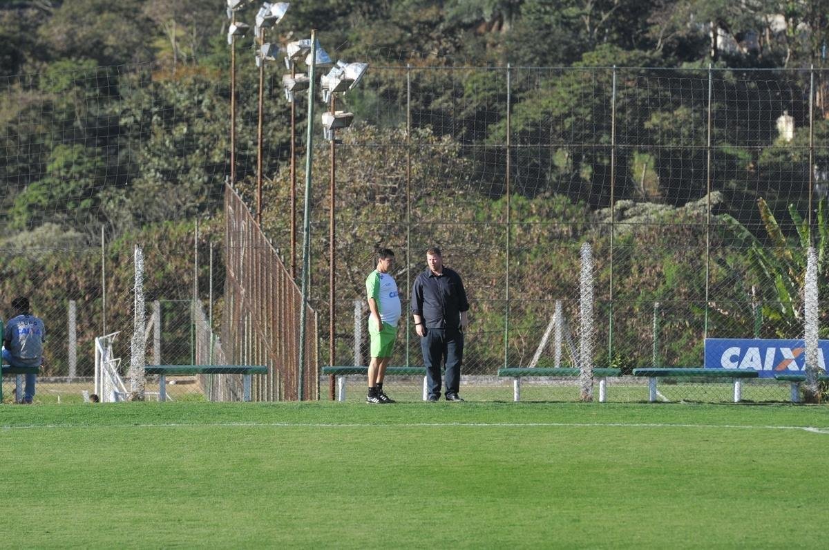 Depois de reunio com elenco e diretoria, Adilson Batista observou treino comandado por Drubscky no Amrica