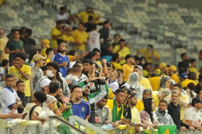 Fotos da torcida no Mineiro durante a vitria do Brasil sobre o Paraguai, por 4 a 0, pela 16 rodada das Eliminatrias da Copa do Mundo do Catar