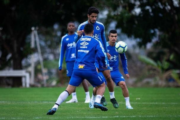 Fotos do treino do Cruzeiro na Toca da Raposa II. Time enfrenta o Internacional, nesta quarta-feira, às 21h30, no Mineirão, pela semifinal da Copa do Brasil. Mano Menezes pode apresentar novidades na escalação diante dos gaúchos.