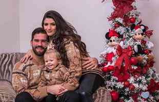 Goleiro Alisson com a filha e a esposa na noite de Natal