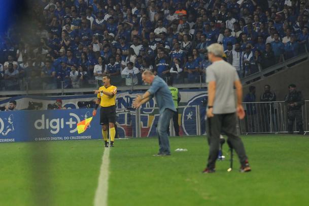 Fotos do primeiro tempo do duelo entre Cruzeiro e Internacional, no Mineiro, pela semifinal da Copa do Brasil