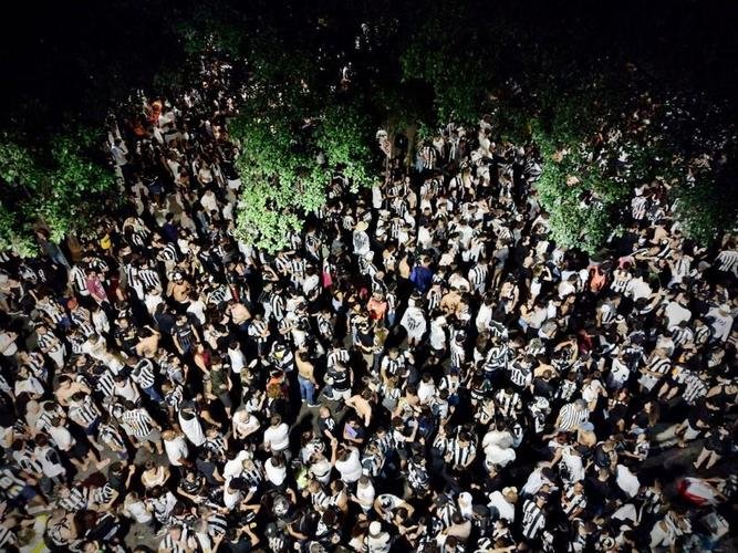 Trajeto da delegao do Atltico entre a Pampulha e a Praa Sete, no Centro de BH, onde fez carnaval com a torcida ao som do cantor baiano Bell Marques