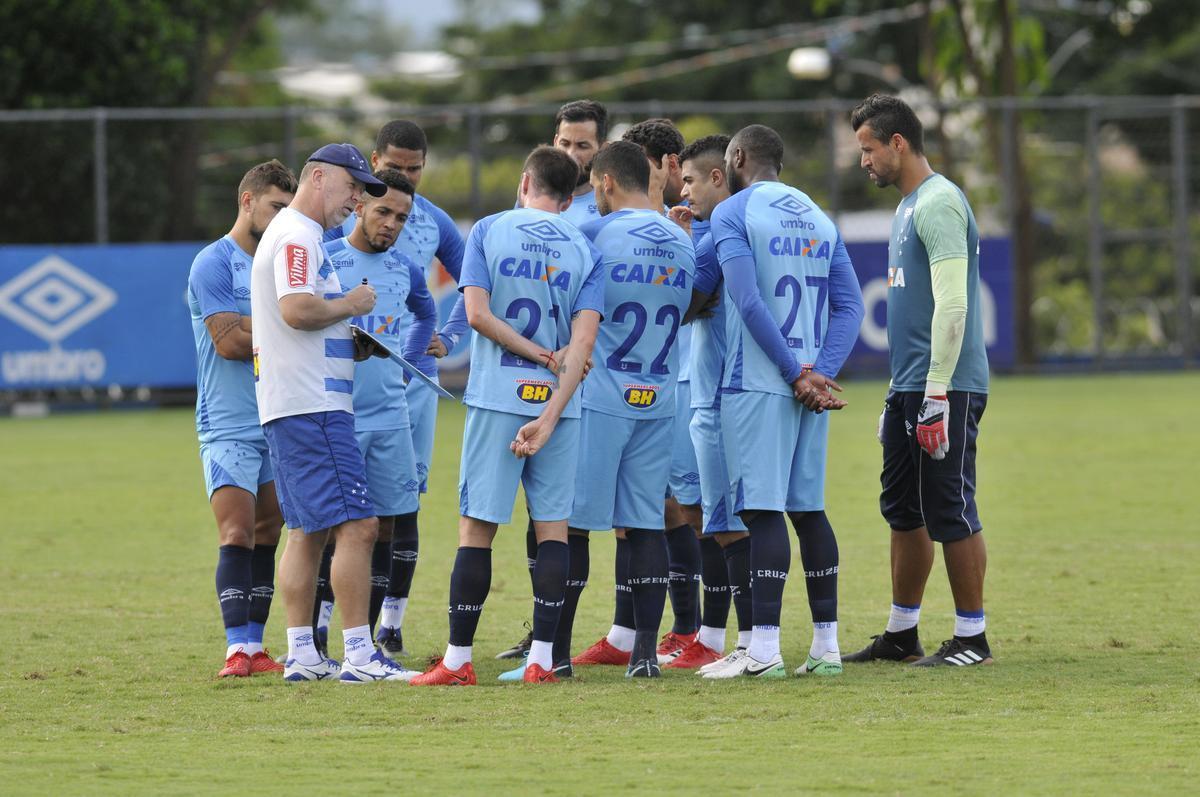 Mano Menezes montou Cruzeiro que deve encarar o Villa Nova no sbado e promoveu trs mudanas em relao ao ltimo jogo: Murilo entrou na vaga de Leo, Egdio no lugar de Marcelo Hermes e Robinho deu lugar a Ariel Cabral