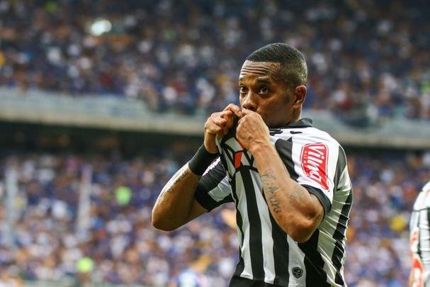 E, por fim, beijou o escudo do Atltico