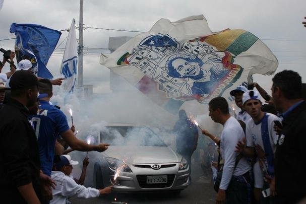 Torcedores do Cruzeiro foram  porta da Toca II apoiar os jogadores na vspera do jogo com o Flamengo