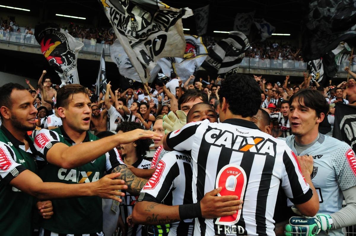 Robinho ainda comemorou com os companheiros