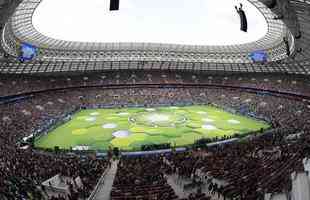 Enfim, comeou a Copa do Mundo. Com show do cantor Robbie Williams e apresentaes de dana, est oficialmente aberto o Mundial.