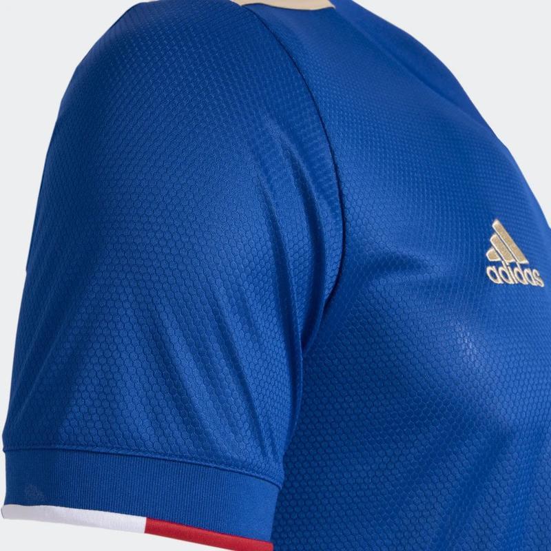 Em maro, o Cruzeiro lanou seu uniforme para a temporada 2021. Assinado pela Adidas, o manto comemorativo do centenrio do clube celeste  vendido por R$279,99.