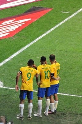 Neymar comemora segundo gol do Brasil sobre a Argentina no Mineiro