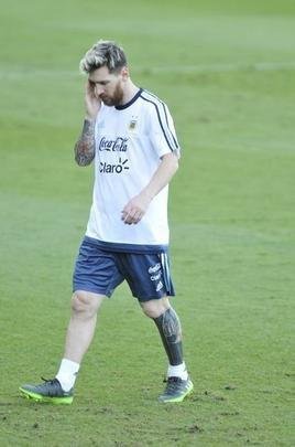 Seleo Argentina treinou nesta tera na Cidade do Galo com Lionel Messi. O craque cobrou faltas, afiou a pontaria e, em seguida, deixou a atividade mais cedo para se poupar. Na parte final, o tcnico Bauza orientou um trabalho em campo reduzido