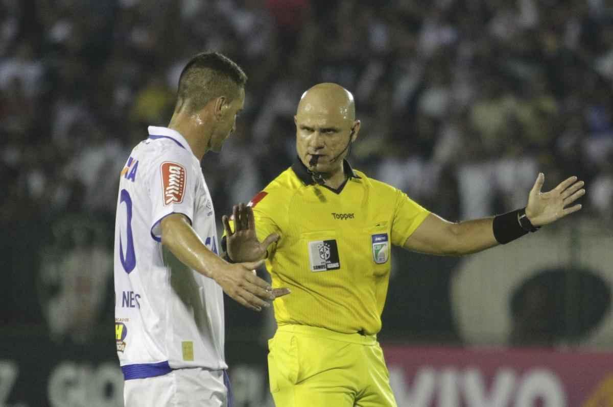 Imagens do duelo entre Vasco e Cruzeiro, pela 18 rodada da Srie A, no Raulino de Oliveira
