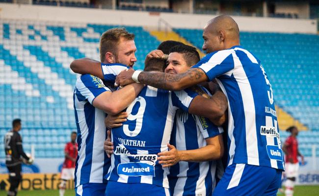 Com jogador a mais, Avaí vence CRB e deixa zona de rebaixamento da Série B