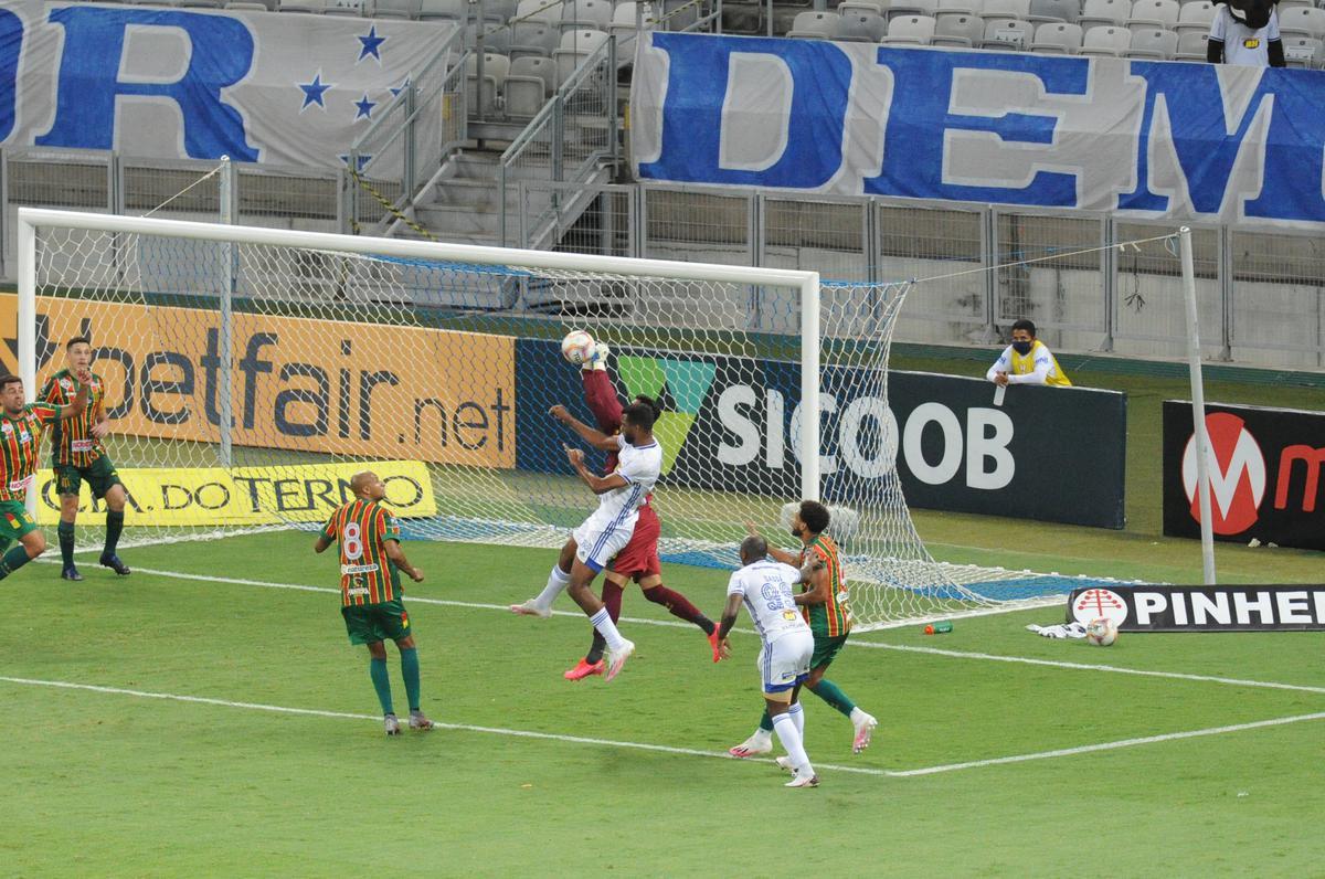 Jogadores do Cruzeiro deixam campo cabisbaixos aps derrota para o Sampaio Corra por 2 a 1
