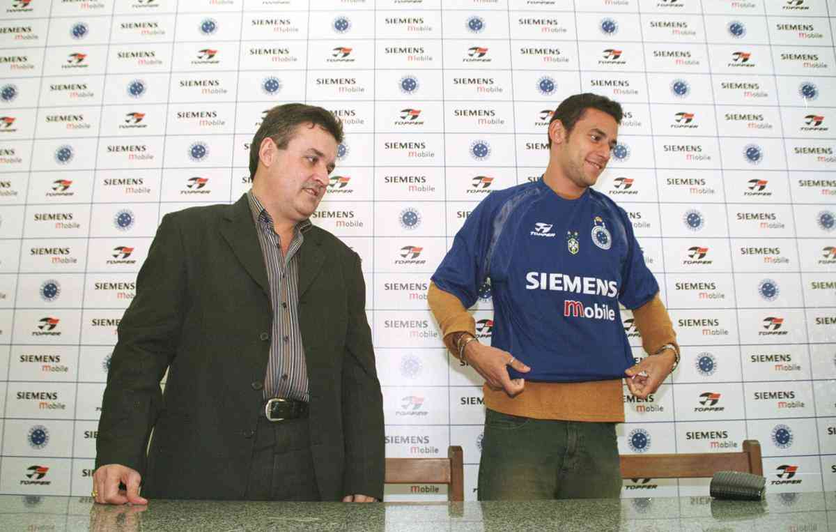 Apresentao de Fred como reforo do Cruzeiro em 20 de julho de 2004. Atacante recebeu camisa do ento presidente Alvimar de Oliveira Costa