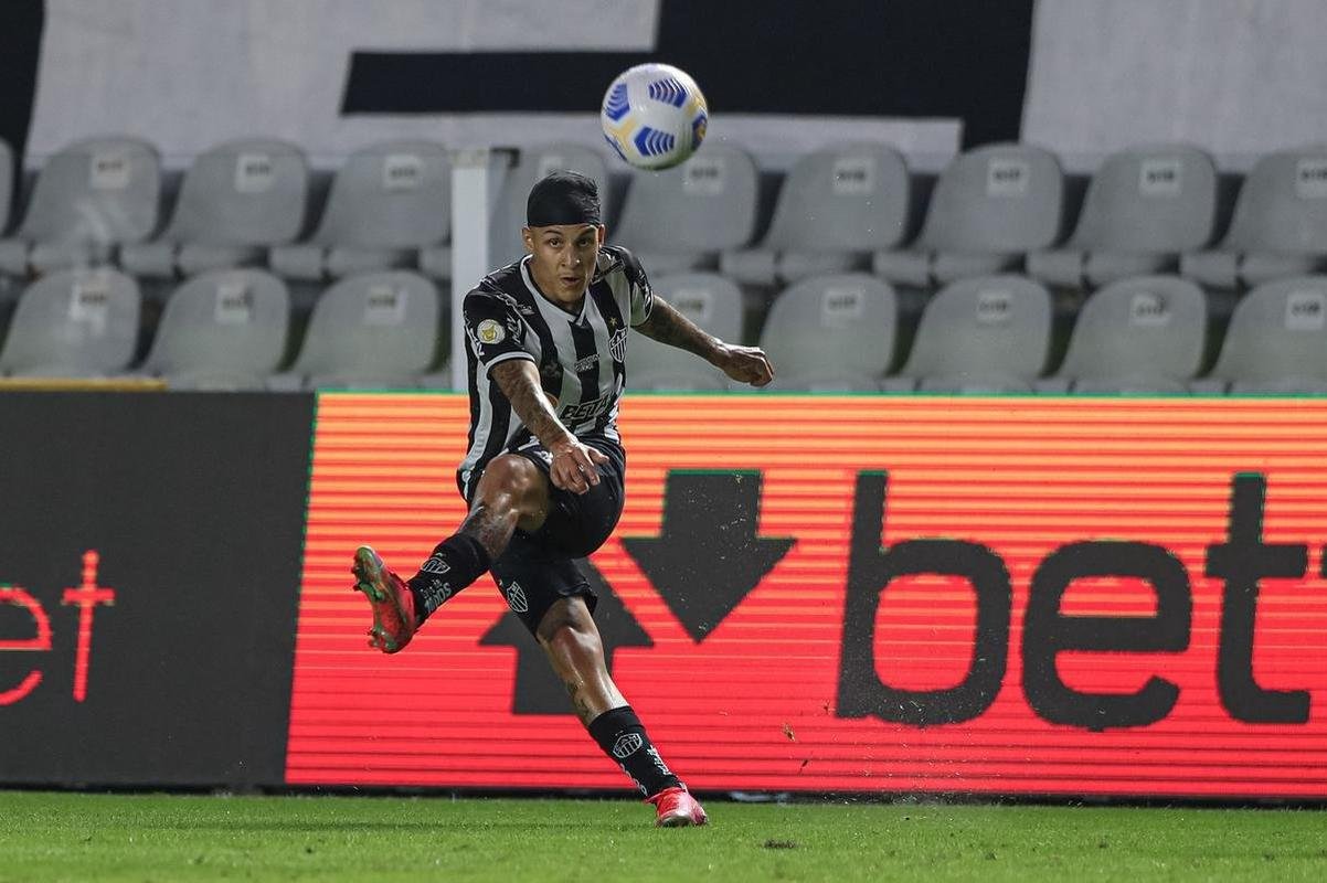 Fotos do jogo entre Santos e Atltico, na Vila Belmiro, em Santos, pela stima rodada do Campeonato Brasileiro de 2021