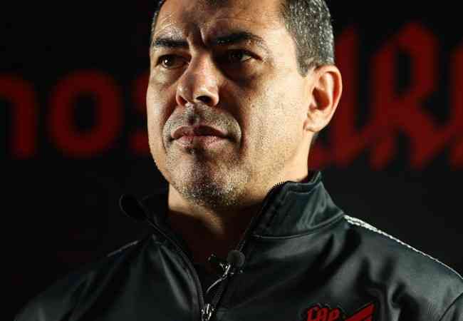 Carille é oficializado como novo técnico do Athletico-PR