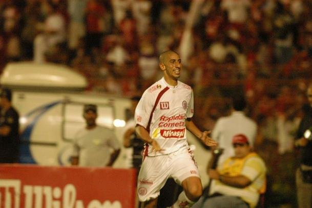 Quando voltava  elite do futebol brasileiro depois de mais de uma dcada, o Nutico resolveu apostar suas fichas num estrangeiro que, depois, se mostraria uma das contrataes mais acertadas da histria do clube. O uruguaio Alberto Acosta foi o personagem principal da arrancada que salvou o Timbu do rebaixamento aps um incio de campeonato horrvel. Auxiliado por Felipe e Marcelinho, o meia-atacante foi o vice-artilheiro do certame com 19 gols, e ficou para sempre no corao do torcedor alvirrubro. No ano seguinte ele deixou o Recife para ir ao Corinthians, onde no teve xito. Ainda voltaria ao Timbu em 2009, sem o mesmo destaque, no entanto. 
