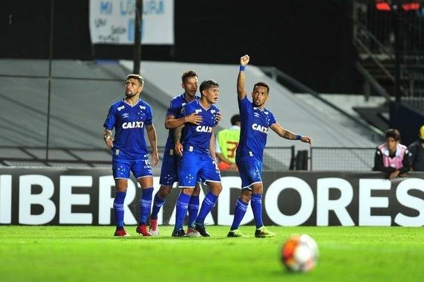 Fotos do primeiro tempo de Racing e Cruzeiro, no El Cilindro, pela Copa Libertadores. Arrascaeta empatou para o Cruzeiro, de cabea, aps cruzamento de Egdio
