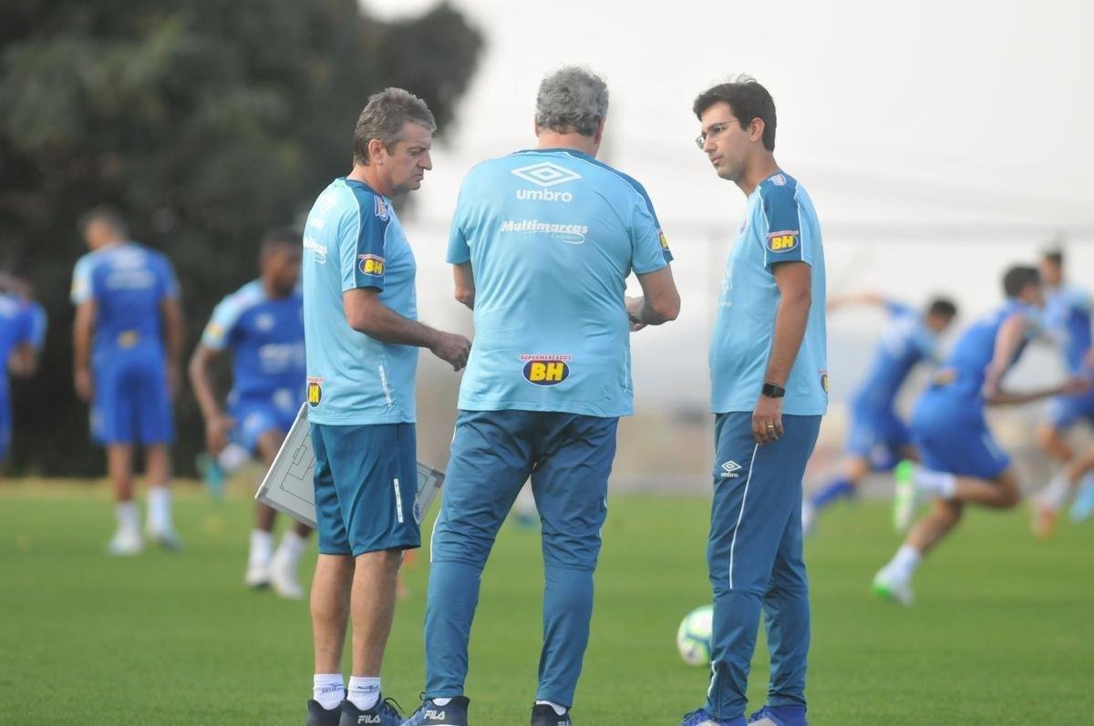 Fotos do primeiro treino de Abel Braga na Toca da Raposa II. Tcnico foi apresentado pelo Cruzeiro neste sbado e dirigir a equipe na segunda, s 20h, diante do Gois, no Serra Dourada, pela 22 rodada do Campeonato Brasileiro