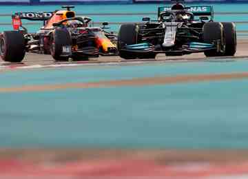 Equipe alega que Verstappen colocou o carro à frente de Hamilton na curva 12